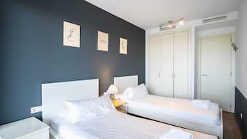 2 bedrooms, iron/ironing board, internet, bed sheets