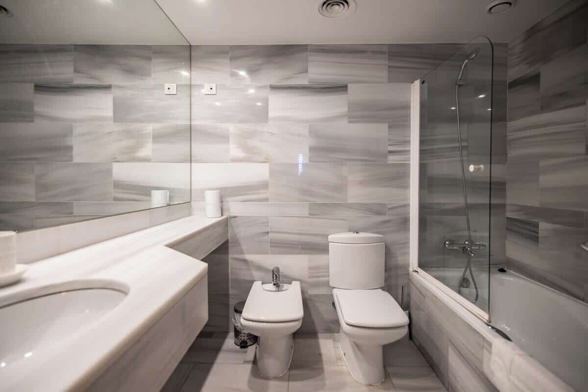 Ducha y bañera combinadas, secador de pelo y toallas