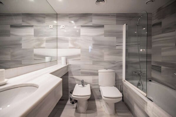 Combined shower/tub, hair dryer, towels