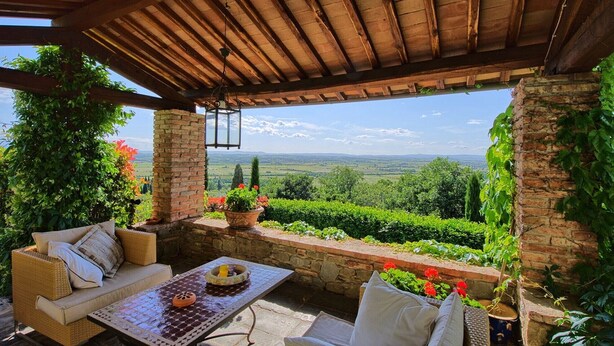 A covered outdoor seating area with a view of the countryside. - Lovely villa with private pool, located in close distance to Cortona  (Ossaia)