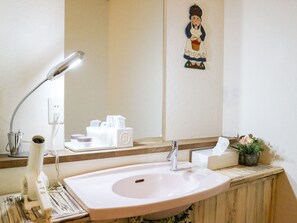 Bidet, towels
