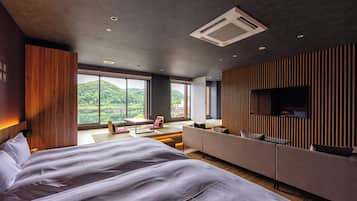 Deluxe Quadruple Room | In-room safe, free WiFi, bed sheets