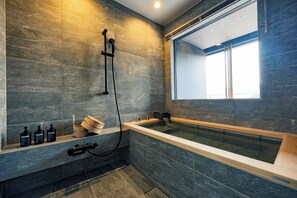 Badewanne und Dusche (separat), Hausschuhe, Handtücher