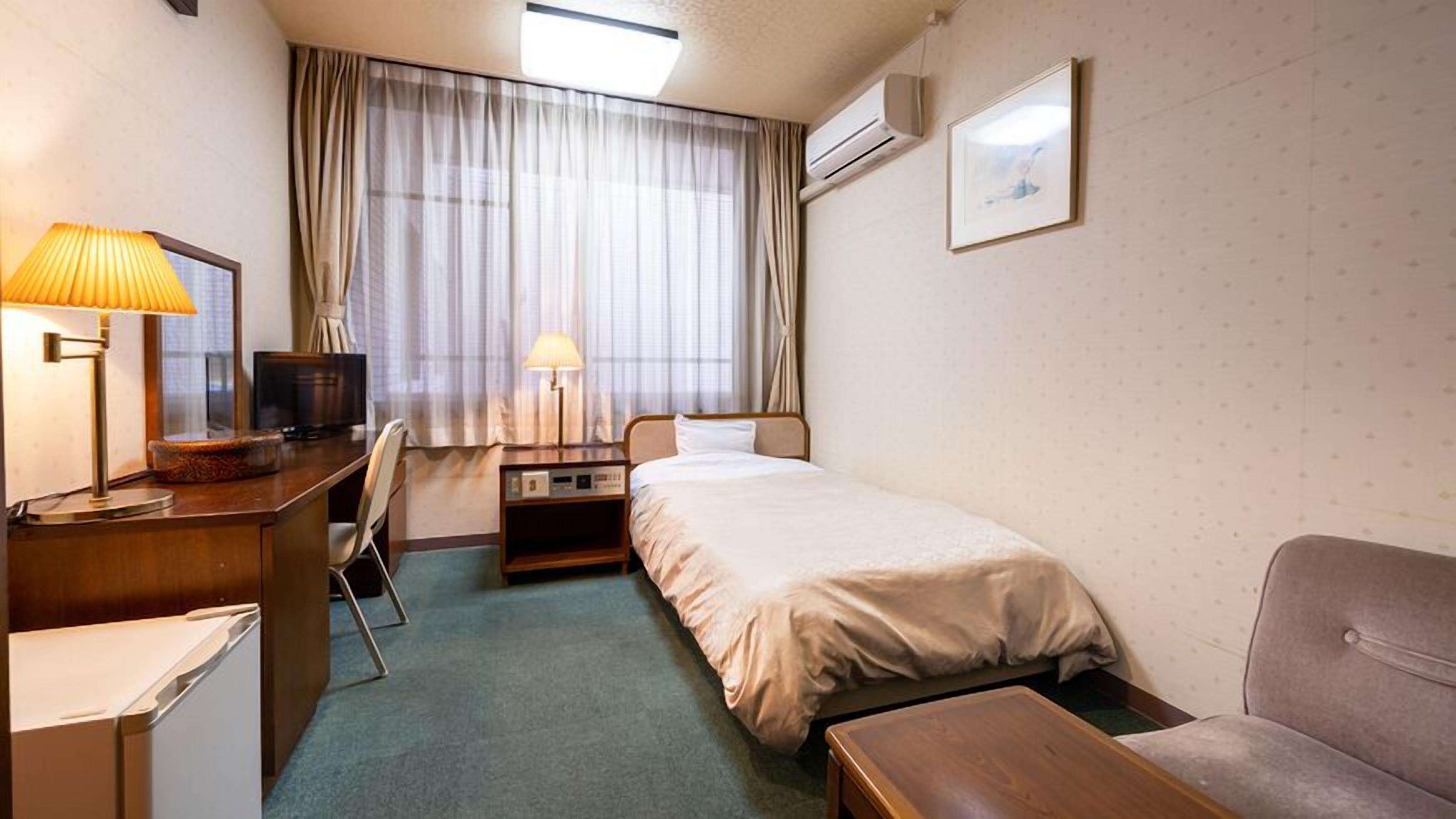 In-room safe, WiFi (free), bed sheets