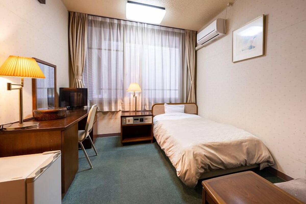 In-room safe, WiFi (free), bed sheets