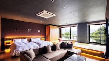 Deluxe Quadruple Room | In-room safe, free WiFi, bed sheets