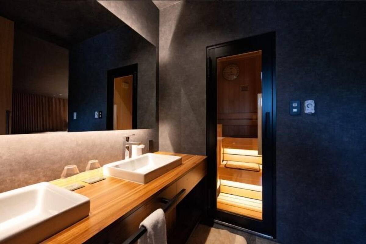Badezimmer | Badewanne und Dusche (separat), Hausschuhe, Handtücher