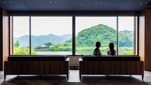 Lobby-lounge