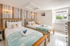 3 bedrooms, iron/ironing board, travel cot, free WiFi - 3 Bed in Braunton (oc-gladst) (Braunton)
