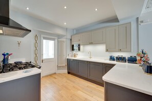 Mikrobølgeovn, ovn, oppvaskmaskin og brødrister