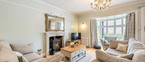 TV, fireplace