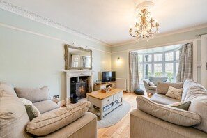 TV, fireplace - 3 Bed in Braunton (oc-gladst) (Braunton)
