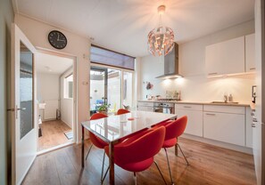 Fridge, microwave, oven, dishwasher - Holiday rental with 2 bedrooms at walking distance of Martini Tower (Groningen)