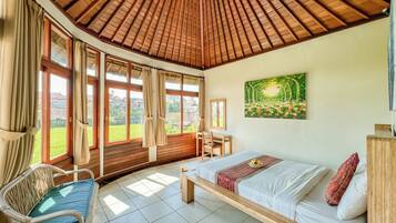 Habitación familiar | Caja fuerte, escritorio, wifi gratis y ropa de cama