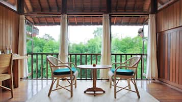 Wooden Room | Cofres nos quartos, escrivaninha, Wi-Fi de cortesia, roupa de cama