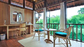 Wooden Room | Cofres nos quartos, escrivaninha, Wi-Fi de cortesia, roupa de cama