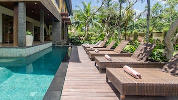 Piscina externa, guarda-sóis, espreguiçadeiras