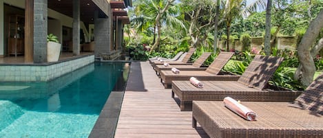 Piscine extérieure, parasols de plage, chaises longues