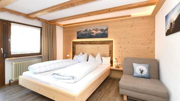 1 bedroom, desk, WiFi, bed sheets