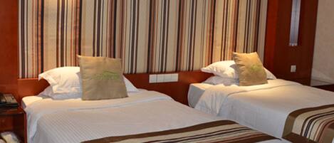 Deluxe Twin Room | Minibar, in-room safe, desk, blackout drapes