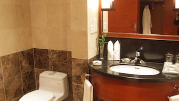 Deluxe Double Room | Bathroom | Shower, free toiletries, hair dryer, slippers