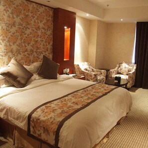 Kamar Double Deluks | Minibar, brankas, meja kerja, dan tirai kedap cahaya