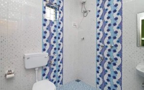 华丽客房, 吸烟房 | 浴室 | 淋浴设施、免费洗浴用品、毛巾