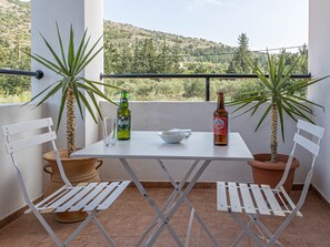Outdoor dining - ☀️ NOT OVERLOOKED ☀️Gated Private Pool For Child Safety ☀️ FREE WiFi (Old Road, Gavalochori - Almyrida)