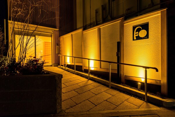 Fassade der Unterkunft – Abend/Nacht