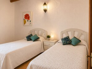 2 habitaciones, tabla de planchar con plancha y cuna de viaje