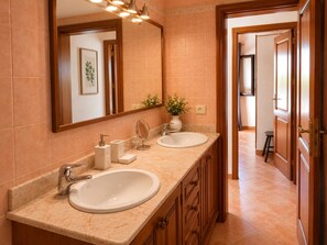 Shower, hair dryer, towels, toilet paper - Wonderful views of the sea and the volcanoes. Casa Isabel  (Tías)