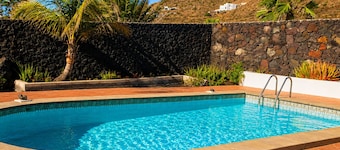 Wonderful views of the sea and the volcanoes. Casa Isabel