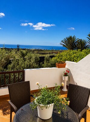Outdoor dining - Wonderful views of the sea and the volcanoes. Casa Isabel  (Tías)