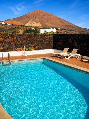 Outdoor pool, a heated pool - Wonderful views of the sea and the volcanoes. Casa Isabel  (Tías)