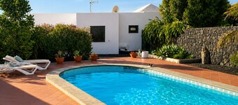 Wonderful views of the sea and the volcanoes. Casa Isabel