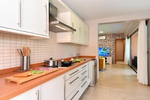 Frigorífico, microondas, horno y lavavajillas