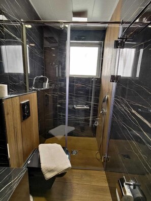 Luxury Triple Room | Bathroom | Shower, free toiletries, hair dryer, bidet - Assaraya Hotel (Bethlehem)