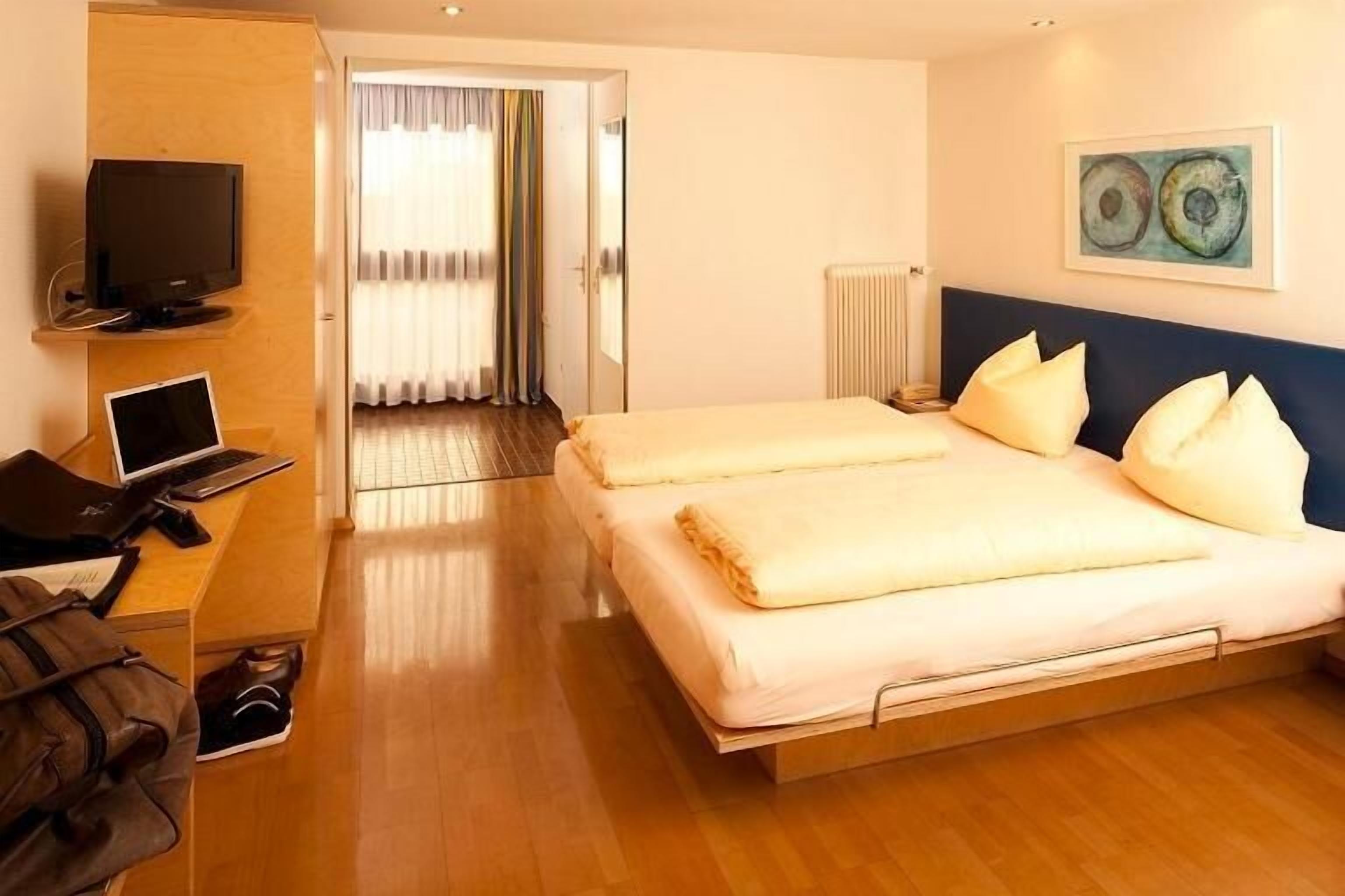 premium bedding, in-room safe, desk, free wifi