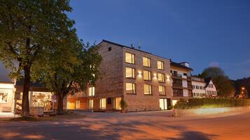 Fassade der Unterkunft – Abend/Nacht