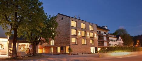 Fachada de la propiedad por la tarde o noche