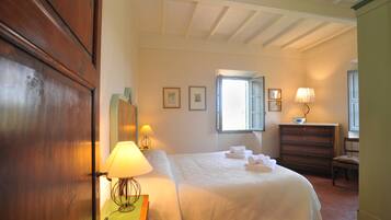 7 camere, una scrivania, ferro/asse da stiro, culla da viaggio