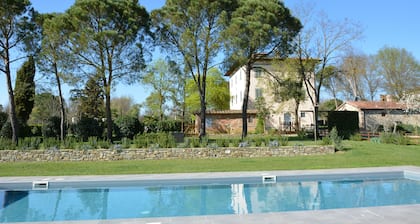 Villa avec piscine, 7 chambres, dans la campagne toscane entre Cortona et Arezzo