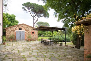 Property grounds - Villa with private pool, 7bedrooms, in Tuscan country between Cortona and Arezzo (Arezzo)