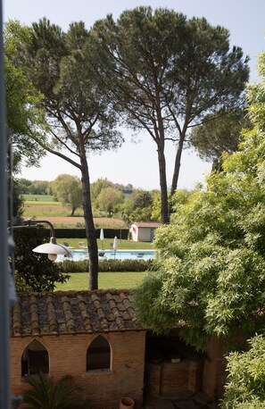 Property grounds - Villa with private pool, 7bedrooms, in Tuscan country between Cortona and Arezzo (Arezzo)