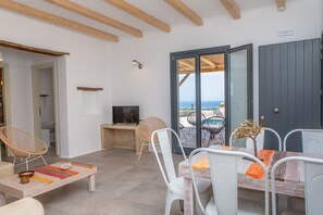 Villa Deluxe, 4 chambres, vue mer (Villa Seakite) | Living area | Flat-screen TV - Mikri Villas (Naxos)
