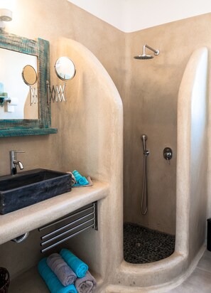 Villa Deluxe, 4 chambres, vue mer (Villa Seaview) | Bathroom | Shower, free toiletries, hair dryer, towels