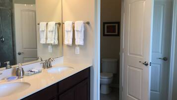 Deluxe House, 4 Bedrooms | Bathroom | Separate tub and shower, free toiletries, hair dryer, towels