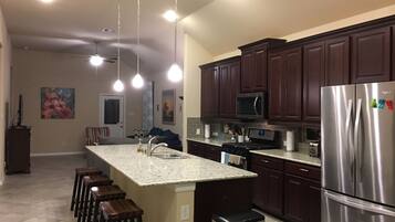 Fridge, microwave, stovetop, dishwasher