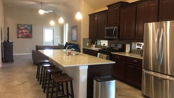 Fridge, microwave, stovetop, dishwasher