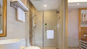 A modern bathroom with a bathtub, toilet, and glass-enclosed shower. - Vienna Hotel -Yantian Harbor (Shenzhen)